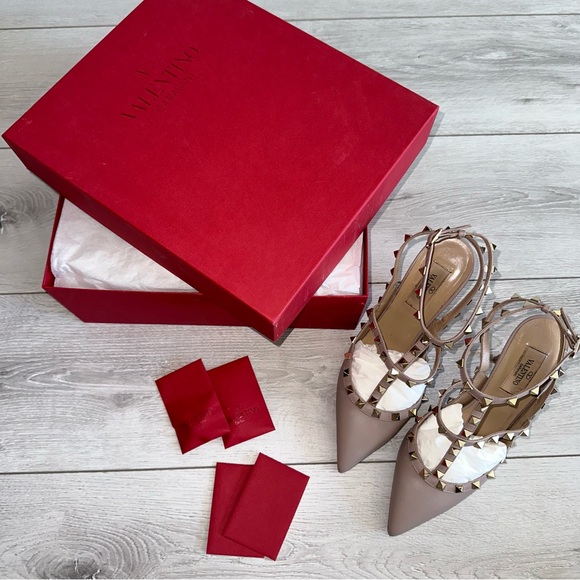 Valentino Garavani Rockstud Caged Pointed Ankle Strap Pump Heels in Poud… - Picture 2 of 16